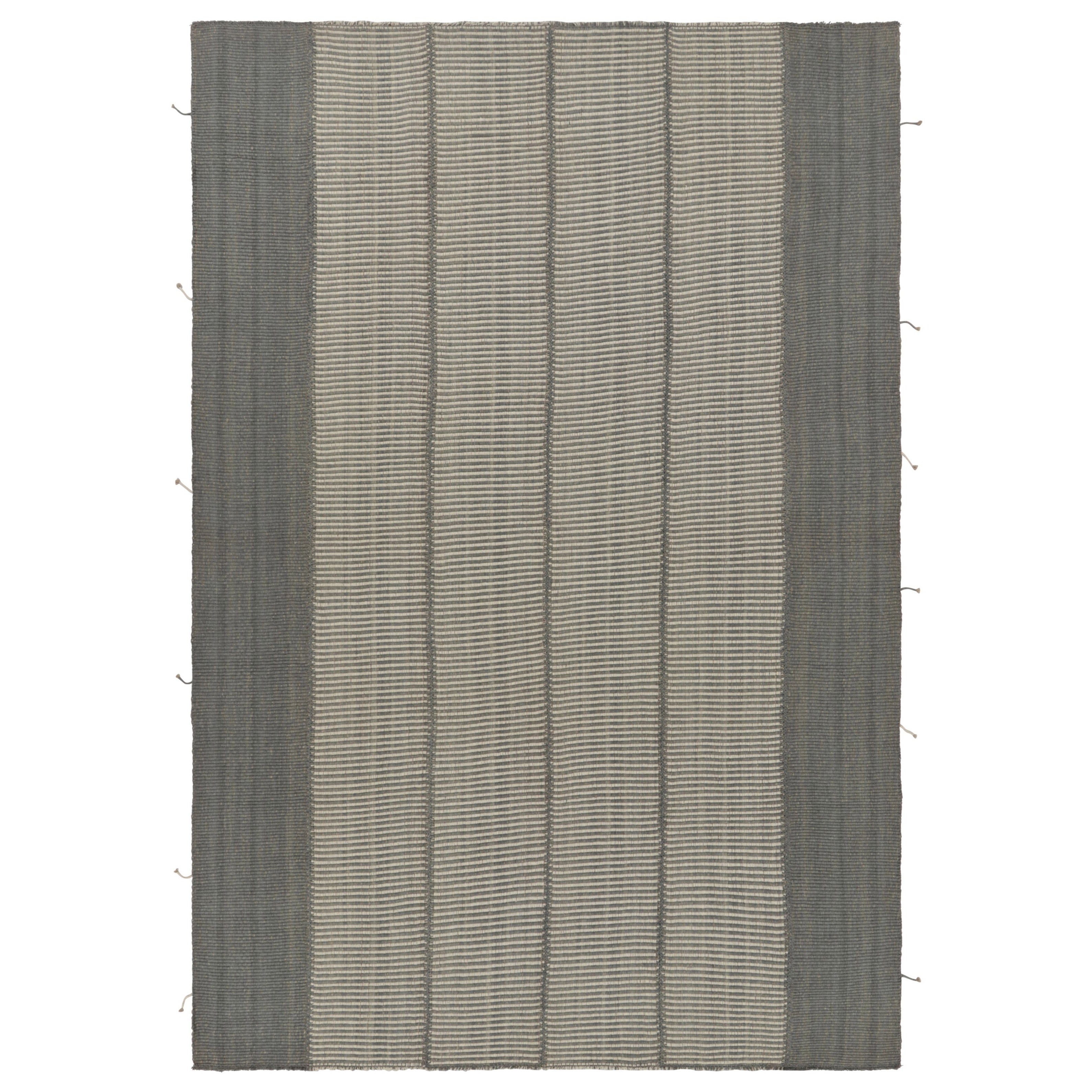 Rug & Kilim è un kilim contemporaneo a strisce color crema e grigio. in vendita