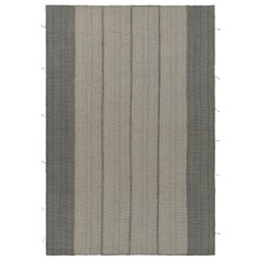 Rug & Kilim è un kilim contemporaneo a strisce color crema e grigio.