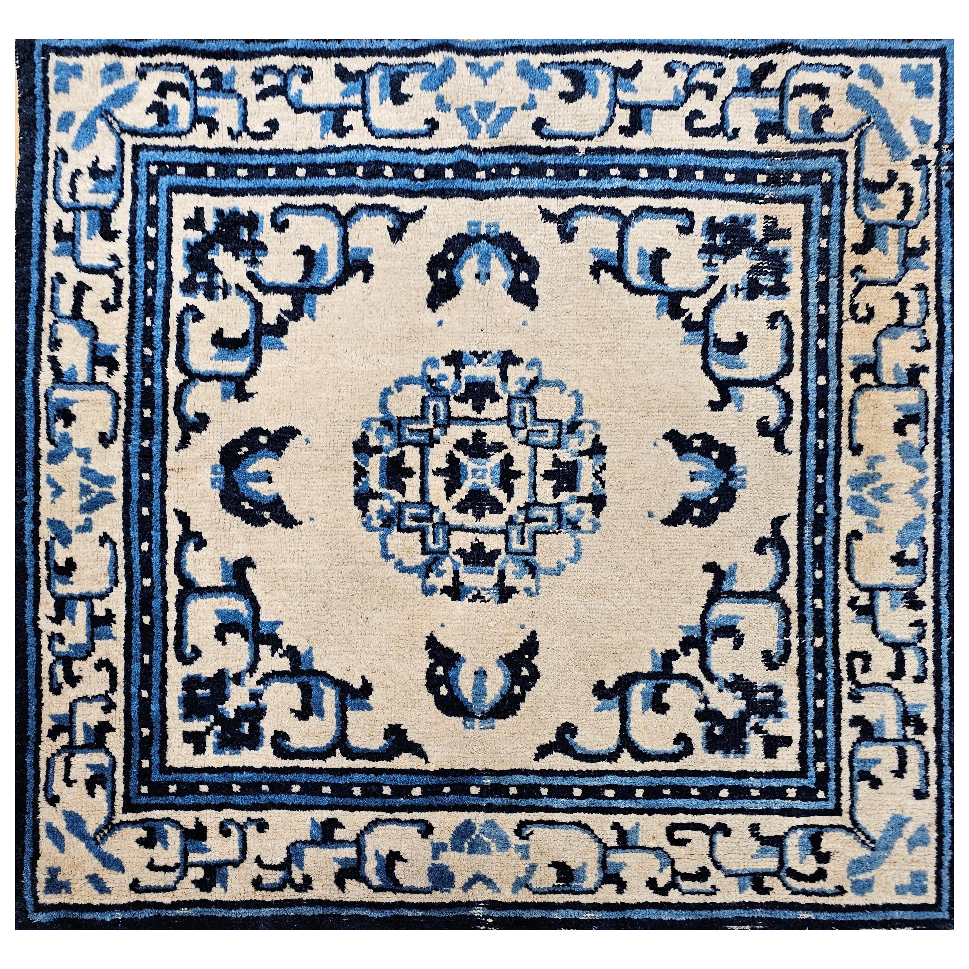 Tappeto cinese di dimensioni quadrate del XIX secolo in avorio, blu navy e blu cielo in vendita