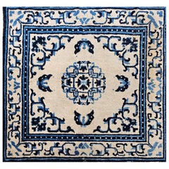 Tappeto cinese di dimensioni quadrate del XIX secolo in avorio, blu navy e blu cielo