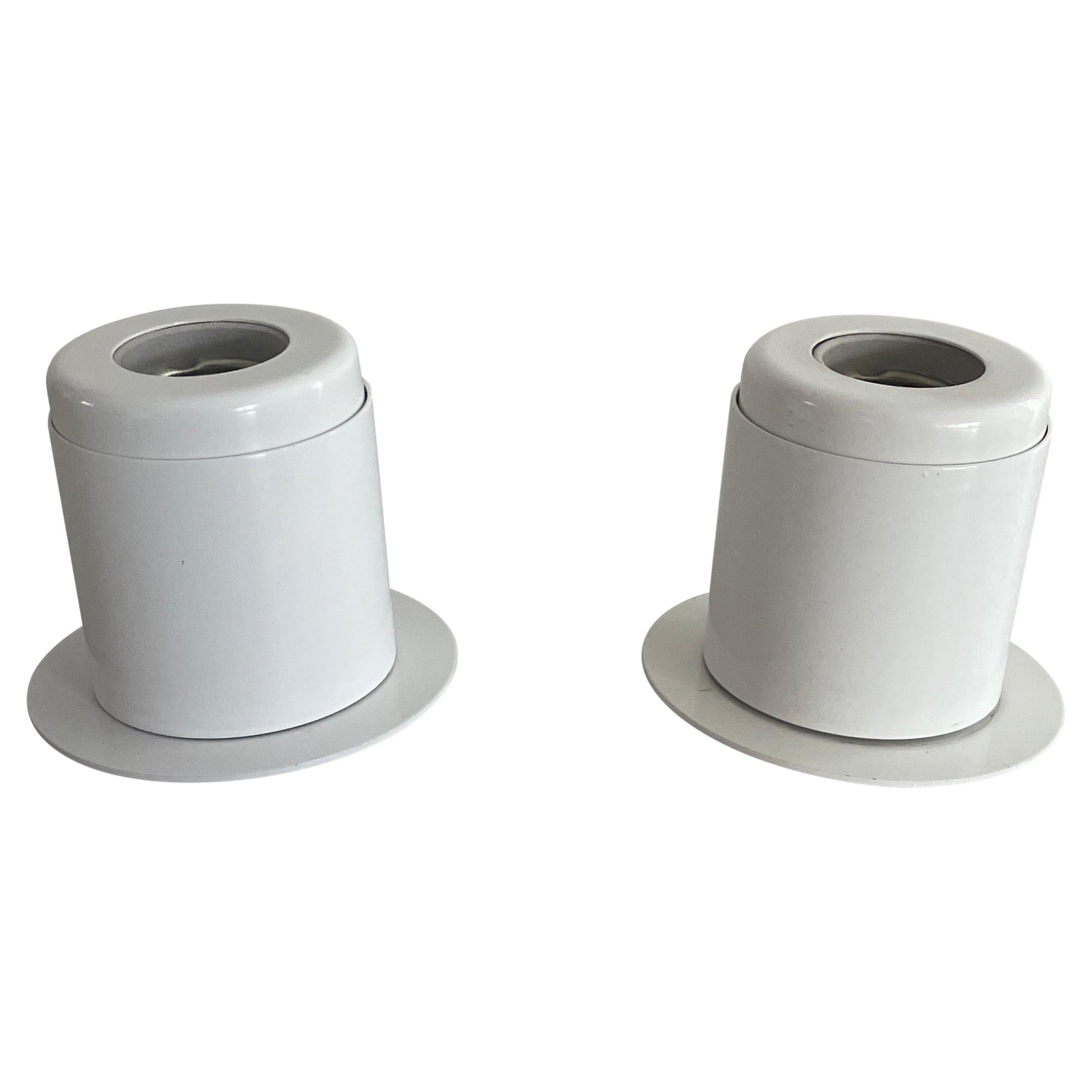Paire de lampes murales en métal blanc au design minimal Attr. à Artemide, années 1970, Italie en vente