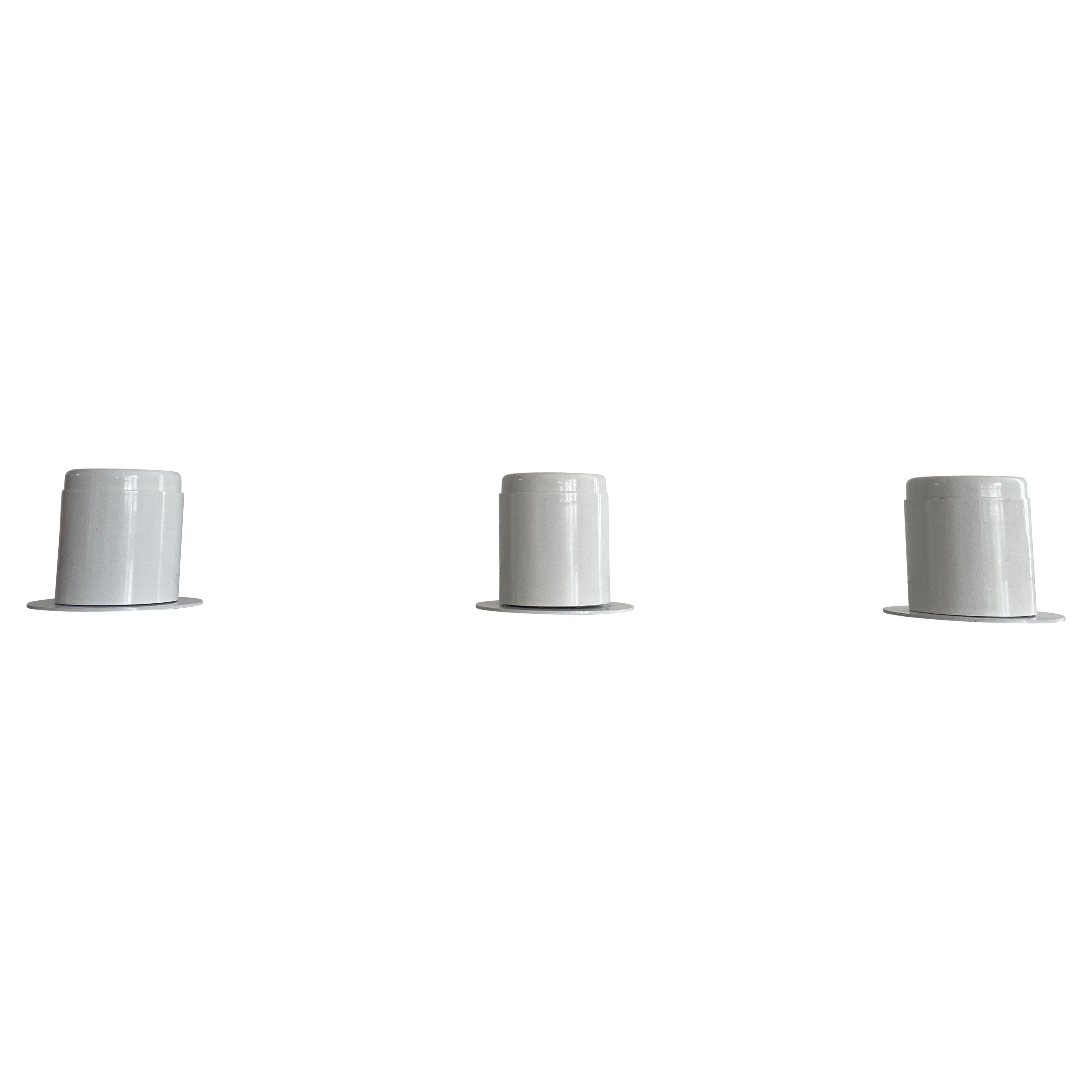 Ensemble de 3 lampes murales en métal blanc au design minimal Attr. à Artemide, années 1970, Italie