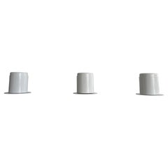 Ensemble de 3 lampes murales en métal blanc au design minimal Attr. à Artemide, années 1970, Italie