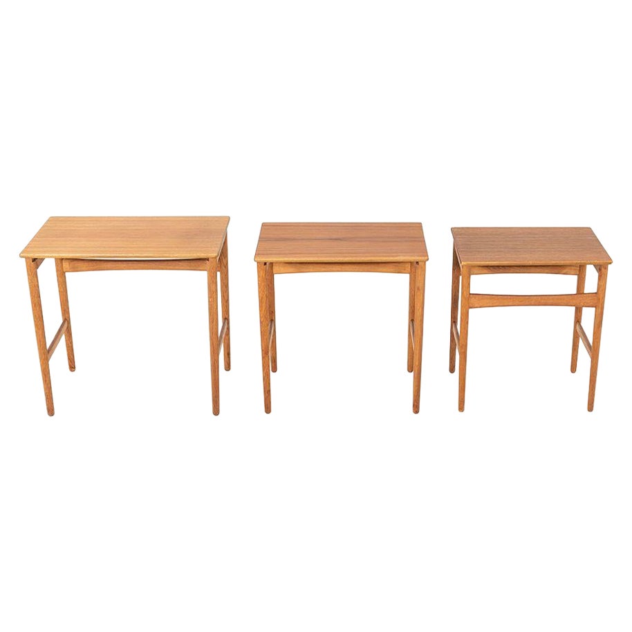 1960s Set of Three Danish Nesting Tables by Hans Wegner in Teak and Oak en vente