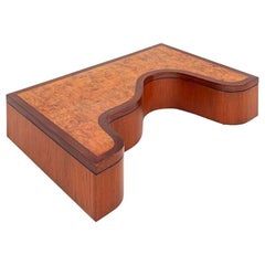 Table basse des années 1970 avec lignes ondulantes en ronce, noyer et acajou 32x48