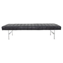 Banc de musée moderniste en cuir noir et acier des années 1960 73x31