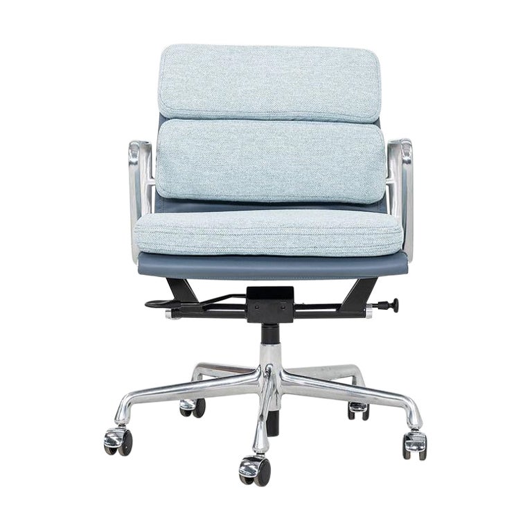 Silla de escritorio Eames Soft Pad Management de Herman Miller de 2010 en tela y piel