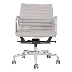 2010s Herman Miller Eames Aluminum Management Desk Chair in Grey Naugahyde (Chaise de bureau en aluminium Eames des années 2010)