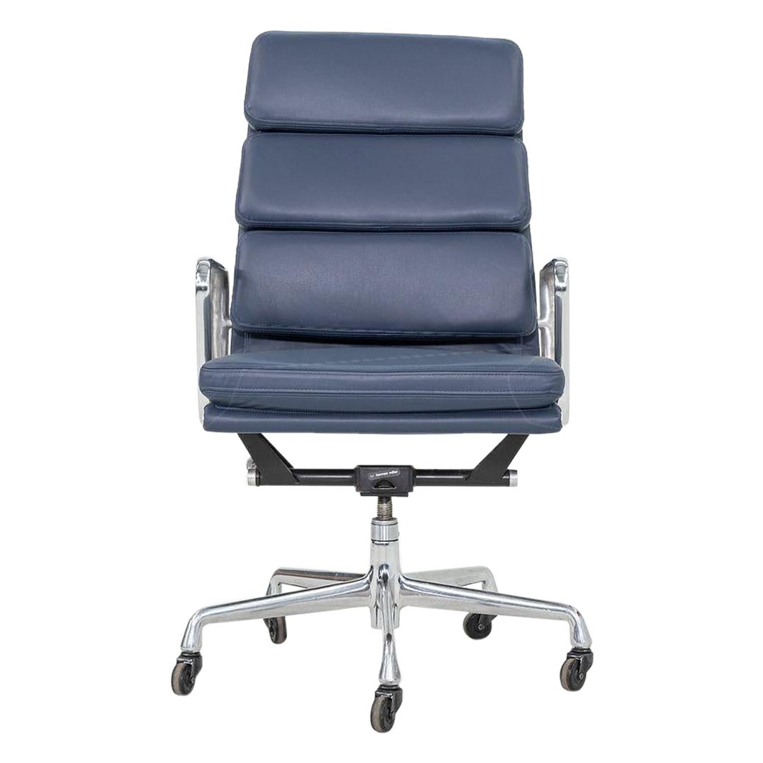 2010er Herman Miller Eames Executive Soft Pad Desk Chair in blauem Leder im Angebot