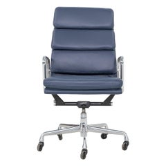 2010s Herman Miller Executive Eames Soft Pad Desk Chair en cuir bleu