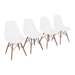 2021 Herman Miller Eames DSW Dining Side Chair en blanc avec base en noyer