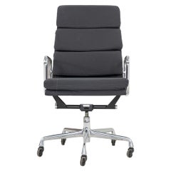 2010s Herman Miller Executive Eames Soft Pad Desk Chair en vinyle gris