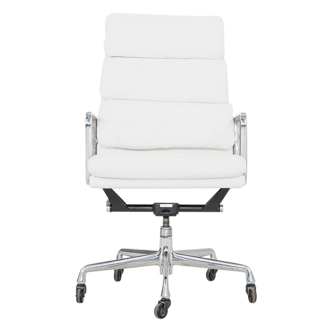 2010er Herman Miller Eames Executive Soft Pad Desk Chair aus weißem Leder im Angebot