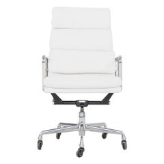 2010s Herman Miller Executive Eames Soft Pad Desk Chair en cuir blanc