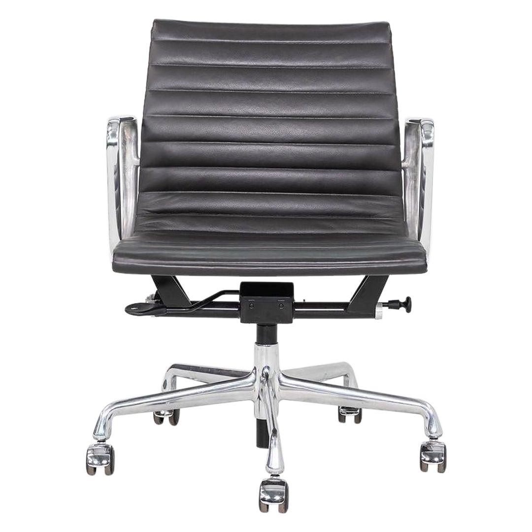 2012 Herman Miller Eames Aluminum Group Management Schreibtischstuhl in MCL Leder im Angebot