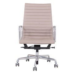 2023 Chaise de bureau Eames en aluminium d'Herman Miller en cuir gris Bristol