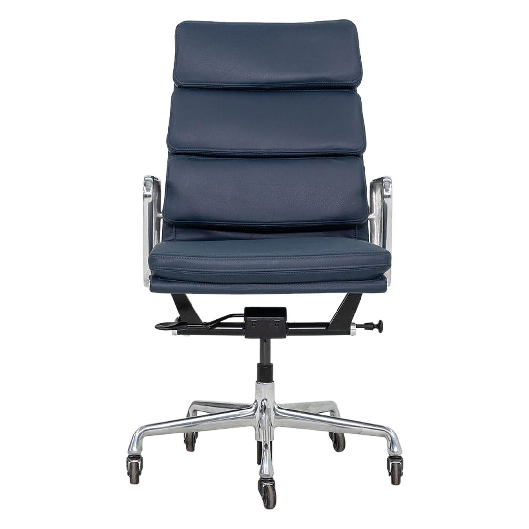 2010er Herman Miller Eames Soft Pad Schreibtischstuhl in blauem Leder im Angebot