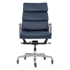 2010s Herman Miller Eames Soft Pad Executive Desk Chair en cuir bleu
