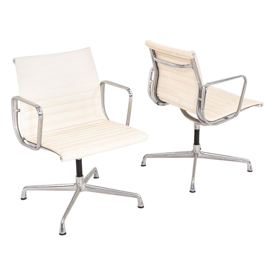 2013 Paar Herman Miller Eames Aluminium Gruppe Beistellstühle mit drehbaren Gestellen im Angebot