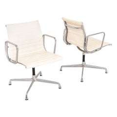 2013 Paire de chaises d'appoint Eames en aluminium d'Herman Miller avec base pivotante