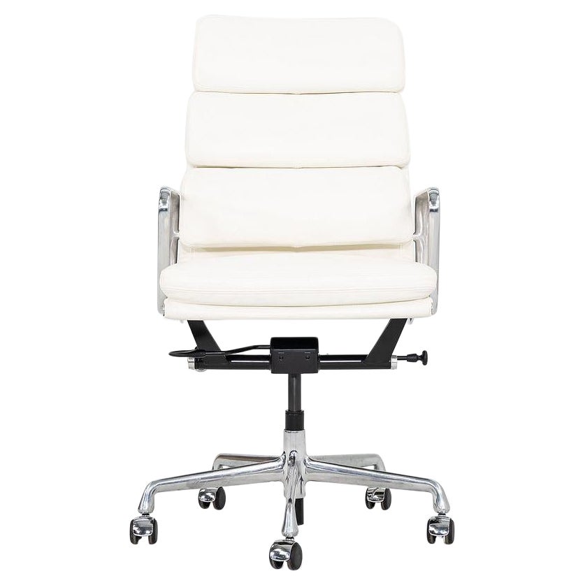 2010s Herman Miller Eames Soft Pad Executive Desk Chair en cuir ivoire