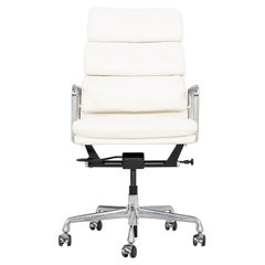 2010s Herman Miller Eames Soft Pad Executive Desk Chair en cuir ivoire