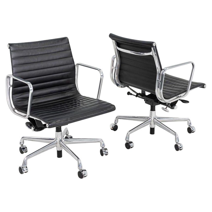 2016 Herman Miller Eames Aluminum Group Management Desk Chair w/ Pneumatic Bases (chaise de bureau en aluminium pour la gestion de groupe) en vente