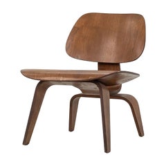 C. 1953 Charles and Ray Eames for Herman Miller LCW Lounge Chair in Walnut (Chaise longue en noyer)