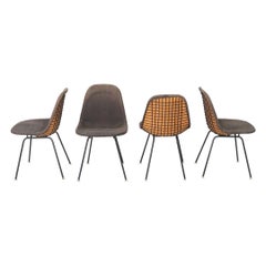 C. 1957 Ensemble de quatre chaises de salle à manger DKX-1 de Herman Miller en fil de fer et tissu
