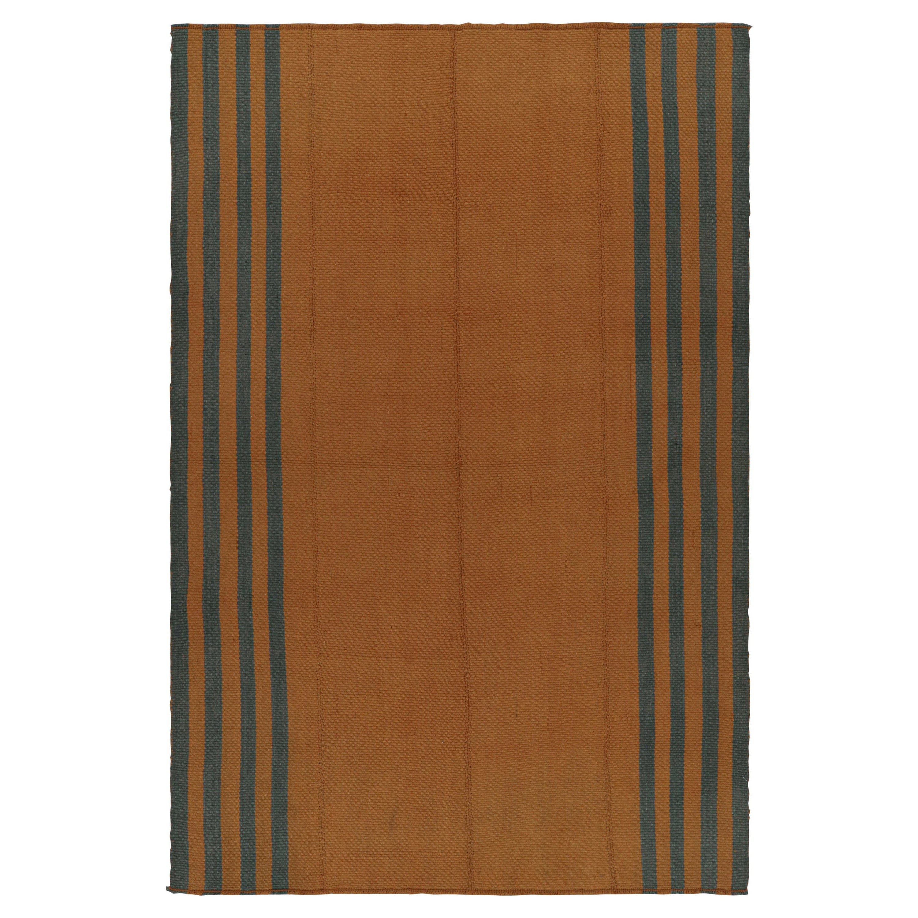 Rug & Kilim's texturierter moderner Kelim in Orange mit blauen Streifen im Angebot