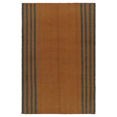 Rug & Kilim's texturierter moderner Kelim in Orange mit blauen Streifen