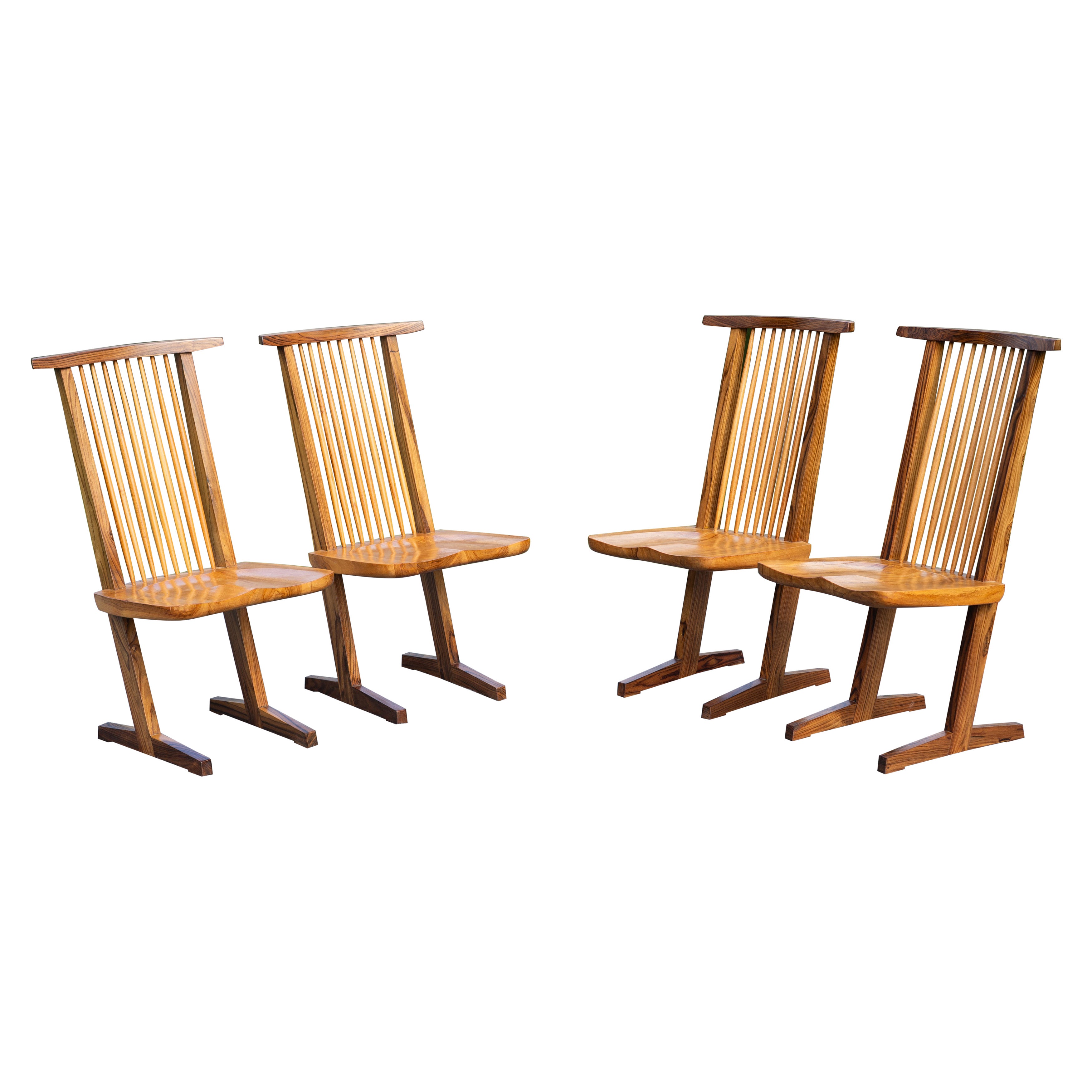 Von George Nakashima inspirierter Satz von vier Esszimmerstühlen im konischen Stil Gemischte Harthölzer im Angebot