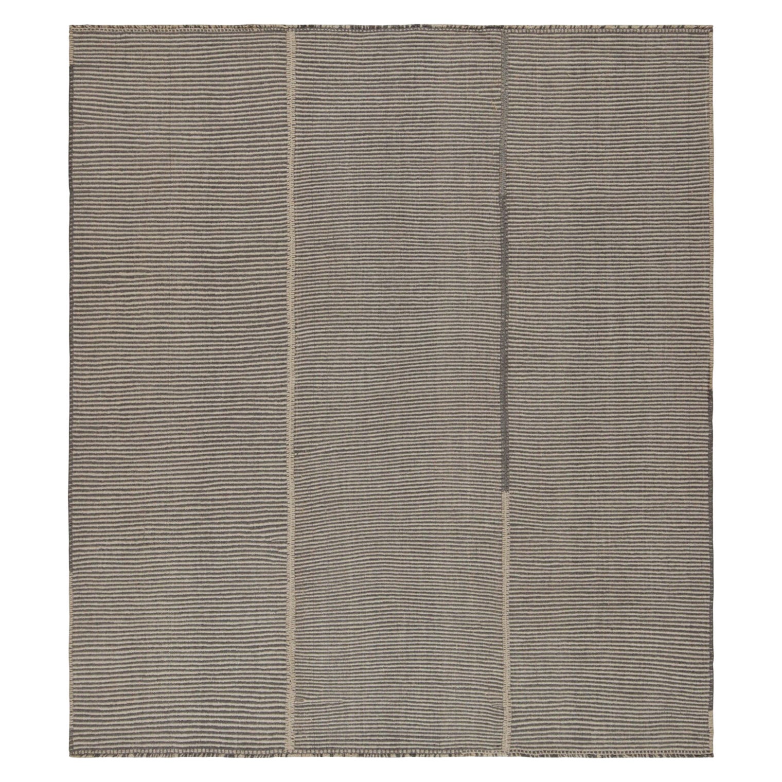 Rug & Kilim's Contemporary Kilim in Beige und Grau gestreift im Angebot