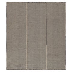 Rug & Kilim's Contemporary Kilim in Beige und Grau gestreift