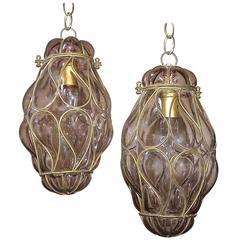 Paire de lampes de plafond pendantes ou lanternes en cage en verre améthyste de Murano vénitien