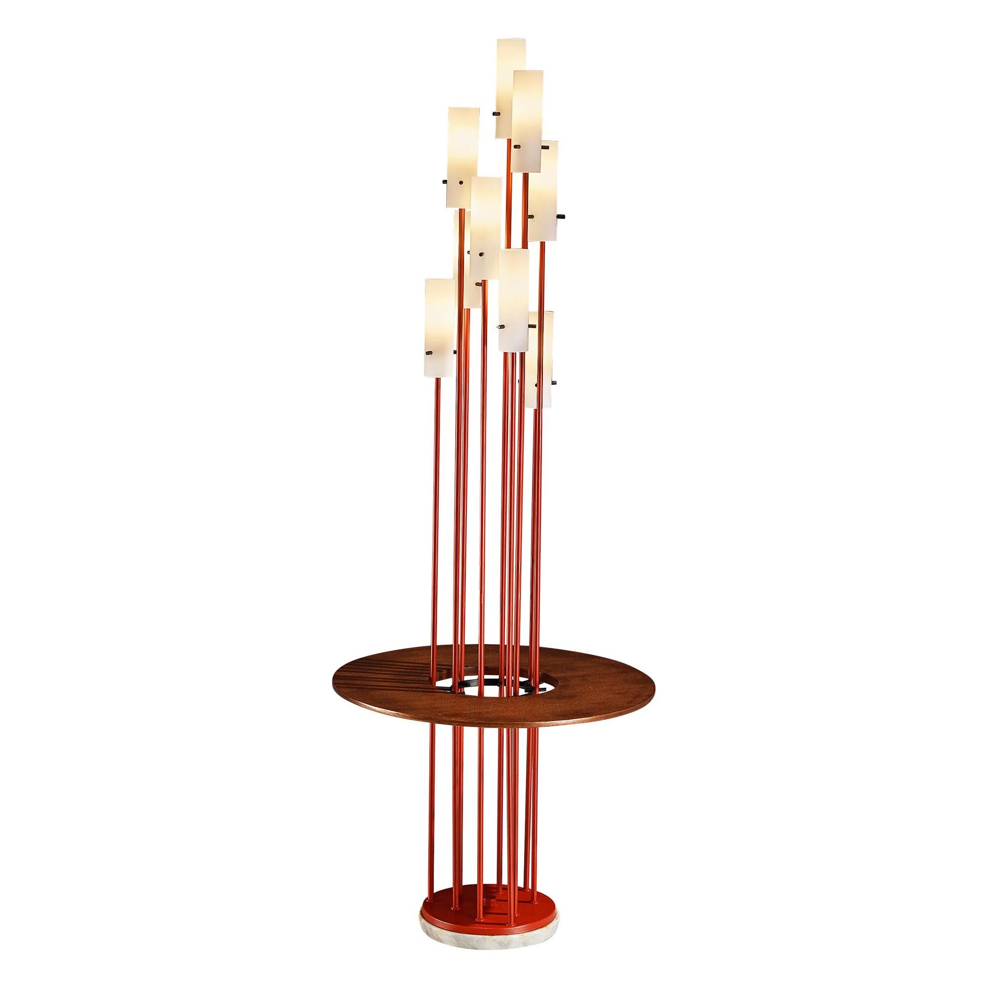 Lampada da terra italiana del Mid-Century Modern del 1950 con tavolino integrato in teak in vendita
