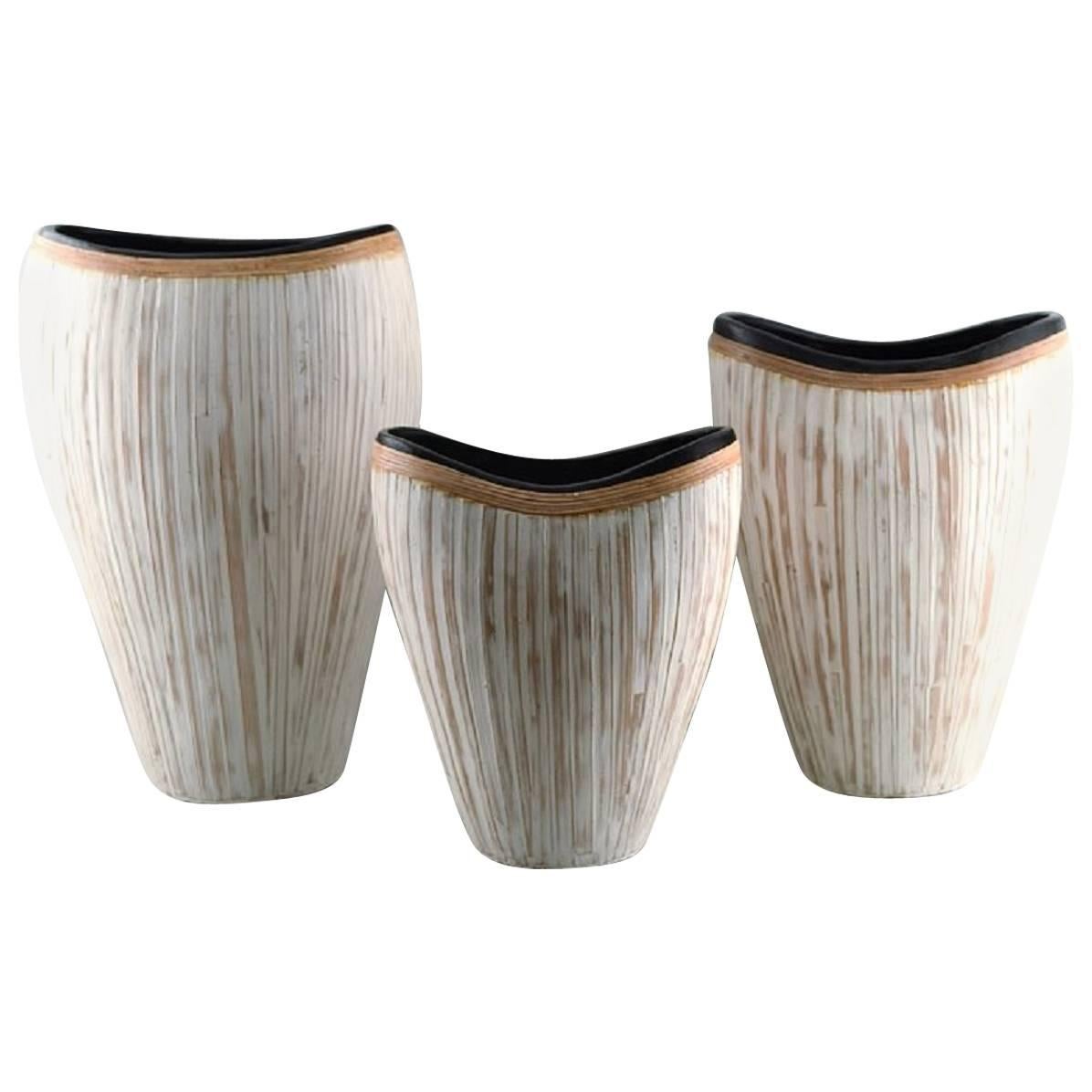 Trois grands vases en poterie moderne, glaçure légère et osier en vente