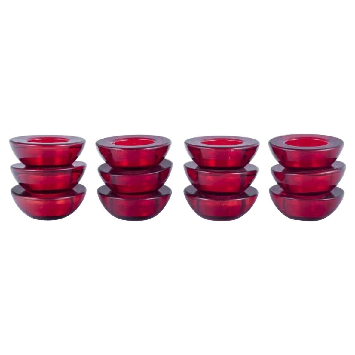 Artiste verrier scandinave. Ensemble de douze bougeoirs en verre rouge bourgogne. en vente