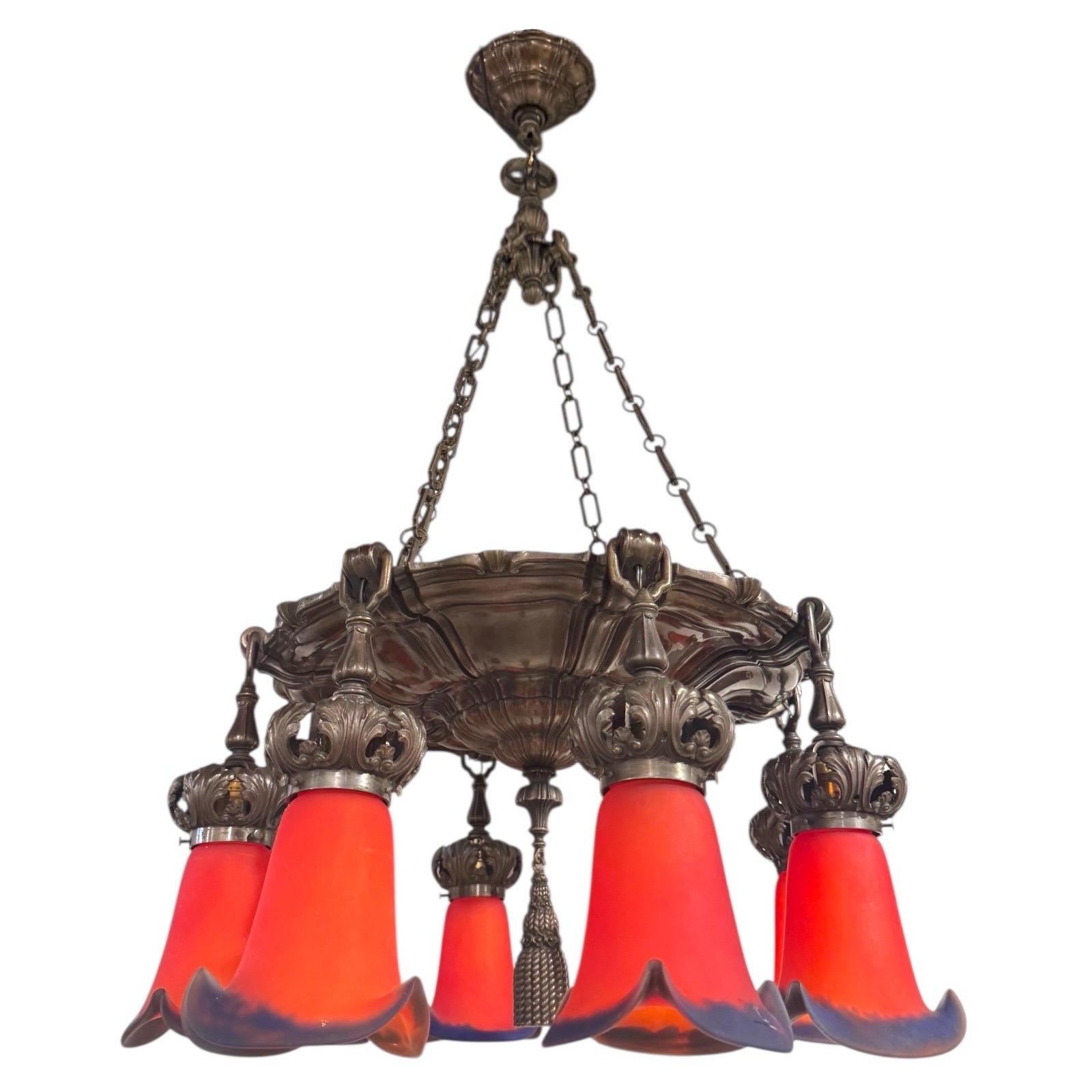 Silberner Caldwell-Kronleuchter mit Kunstglasschirmen im Angebot