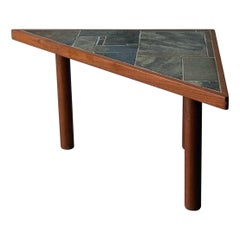 Table d'appoint triangulaire du milieu du siècle à plateau en pierre