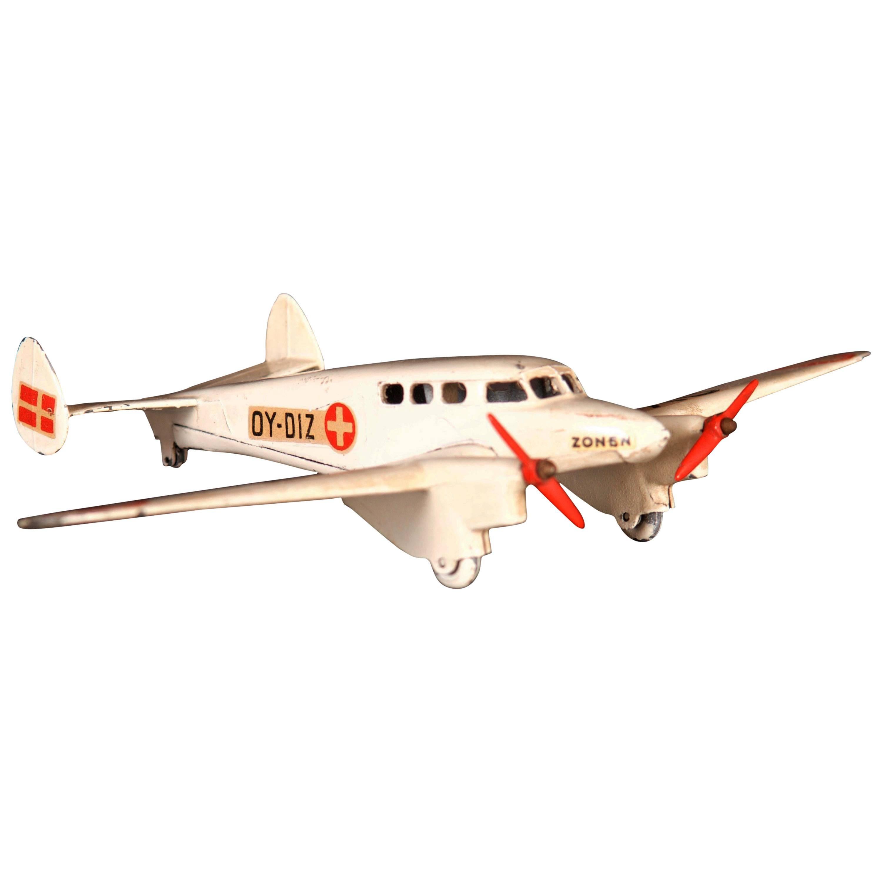 Modèle d'avion d'hôpital à deux moteurs Tekno n°488 en vente