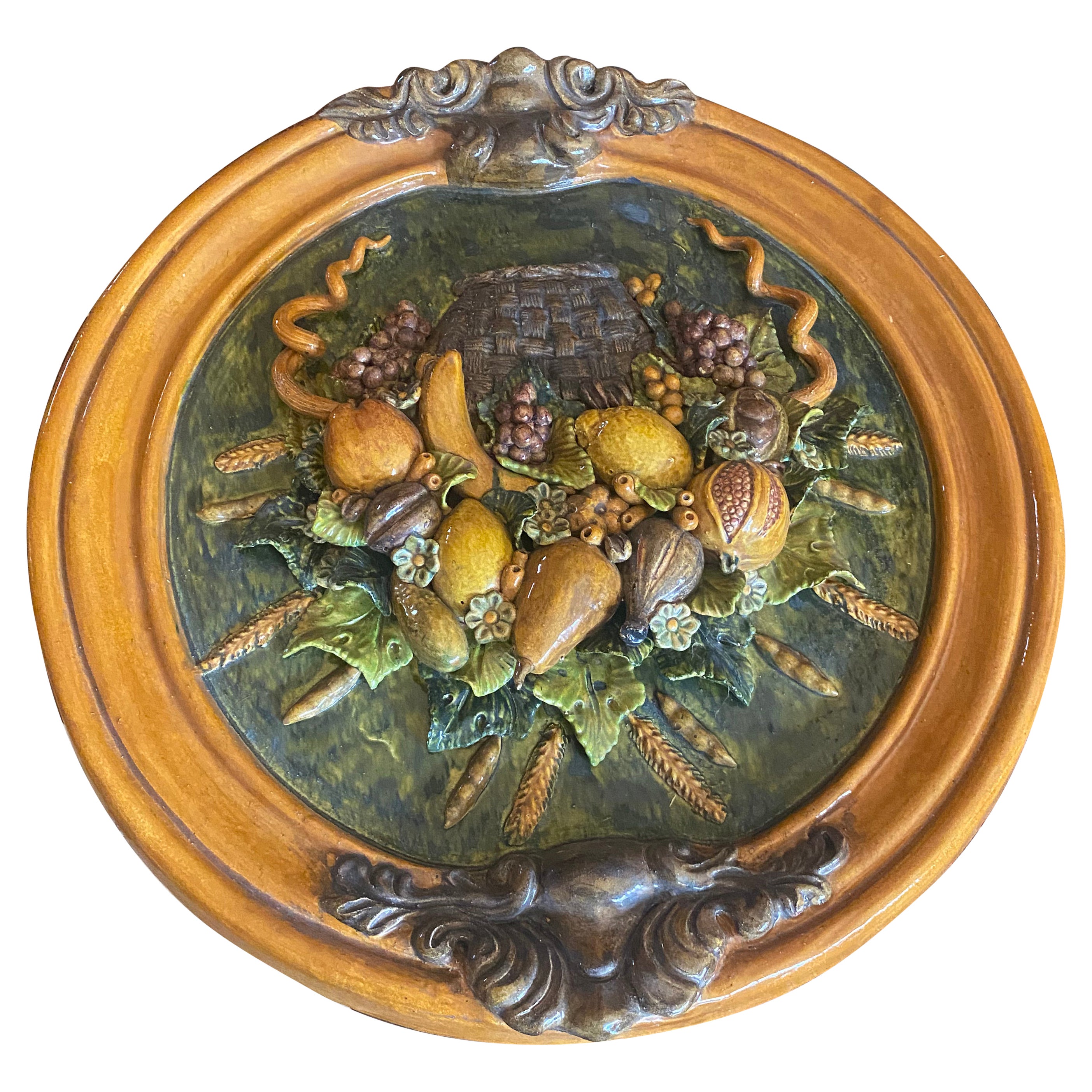 Una placca da parete in maiolica italiana di dimensioni impressionanti raffigurante frutti assortiti in vendita
