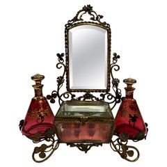 Charmant vanity set necessaire table miroir bouteille de parfum flacons Autriche 1890s