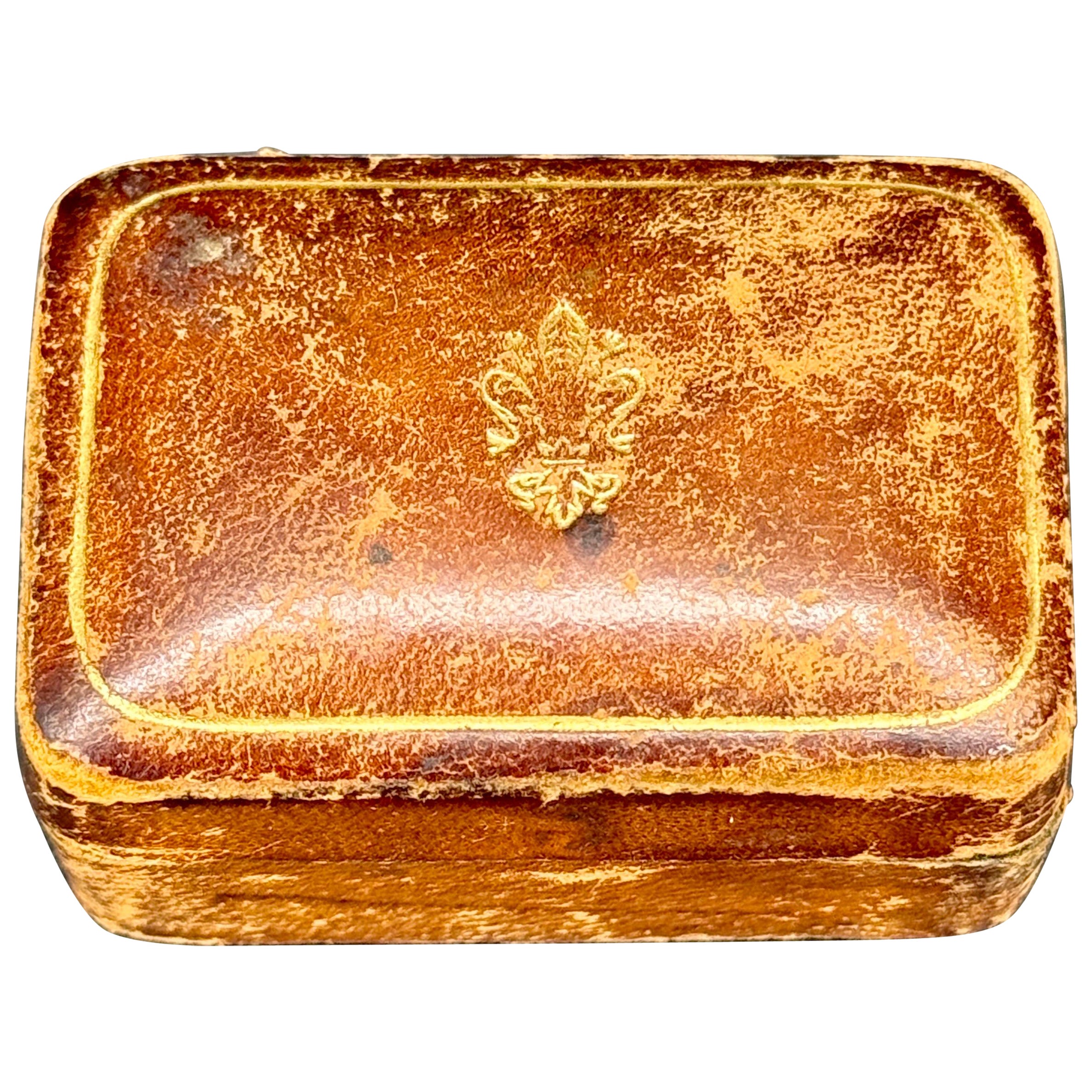 Piccola scatola per anelli in pelle di metà secolo Florentine con decorazione Fleur-de-Lis in vendita
