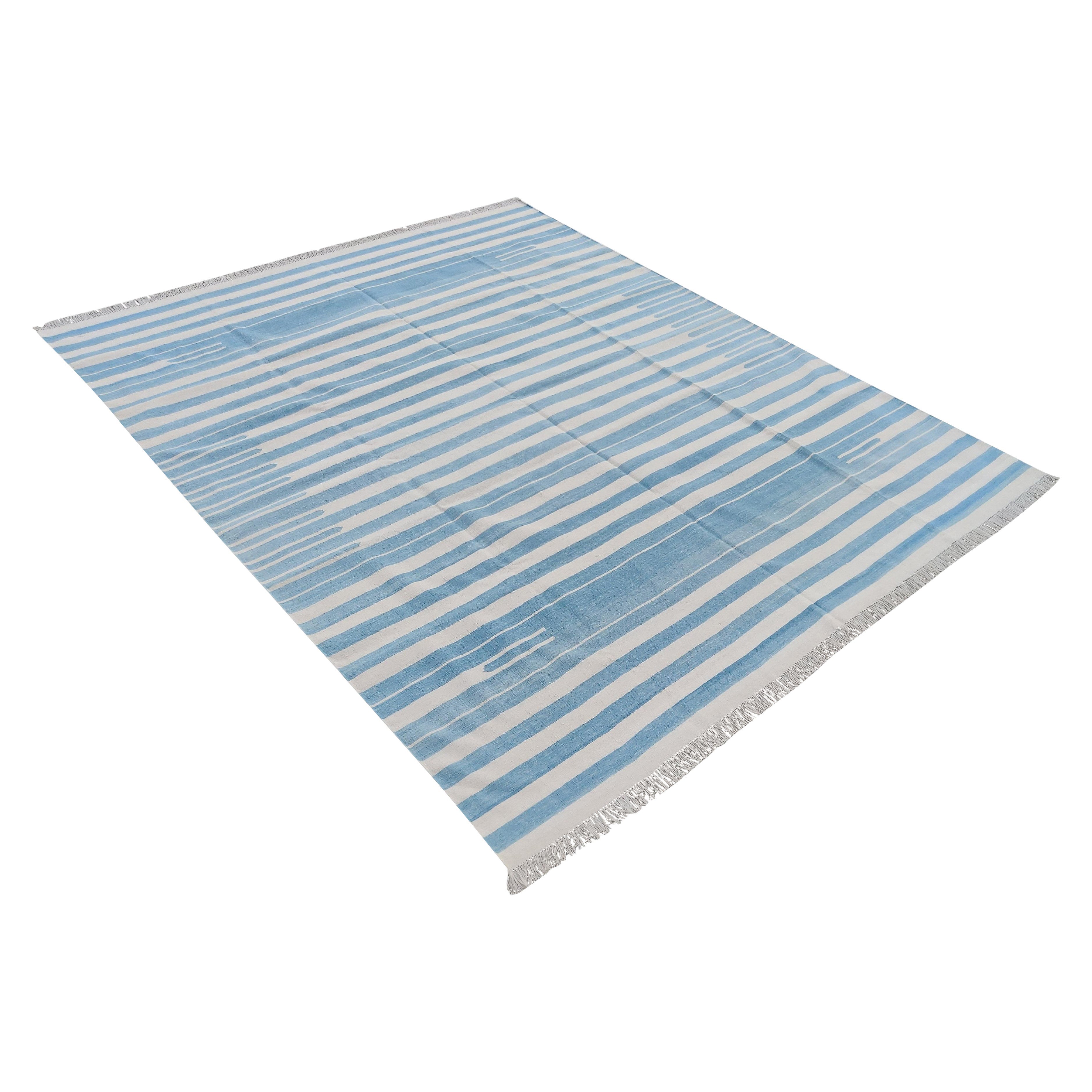 Handgefertigter flacher Baumwollteppich mit Flachgewebe, 8x10 blau-weiß gestreifter indischer Dhurrie