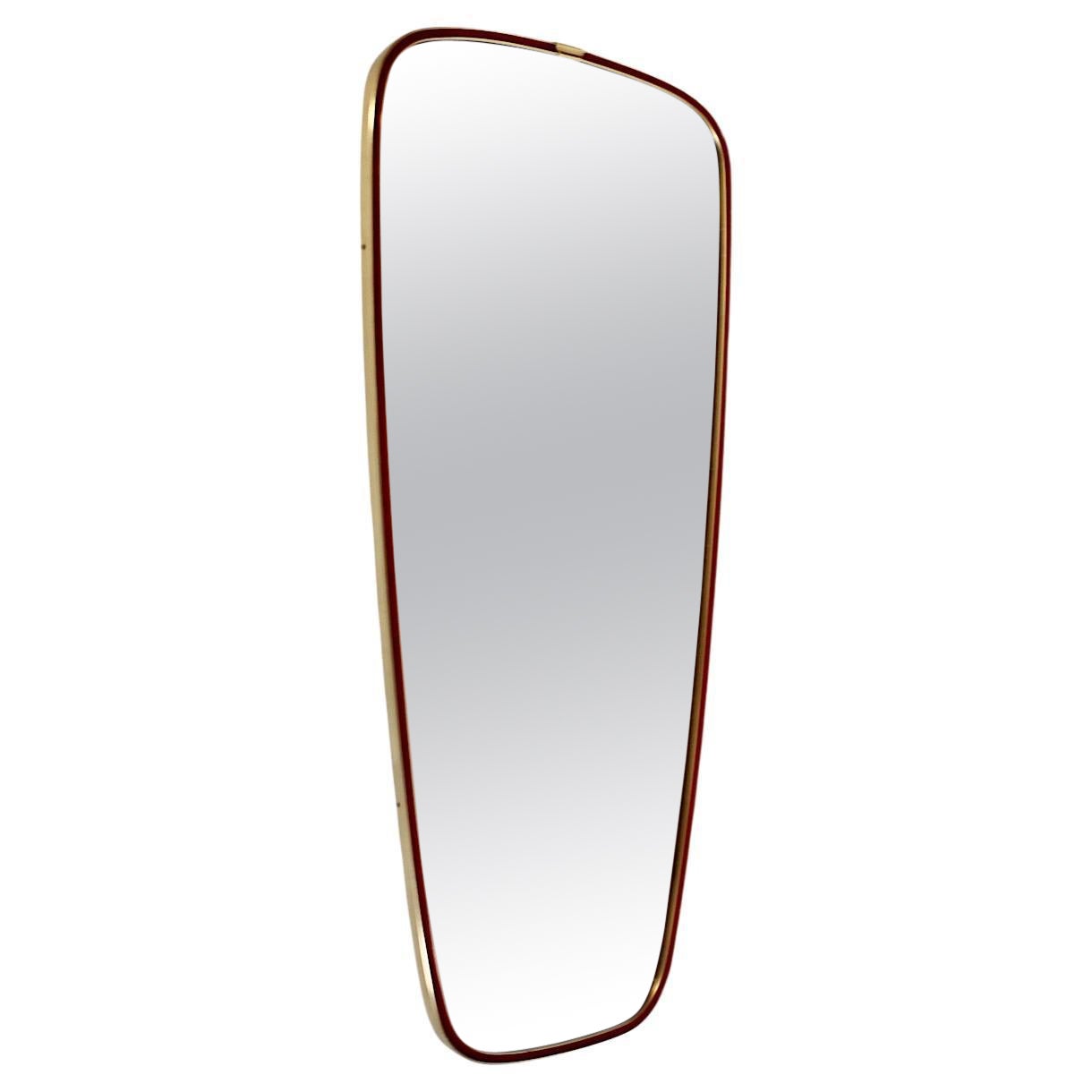 Specchio da parete Vintage del Mid Century Modern Specchio da terra Ottone Fodera rossa 1950 Italia in vendita