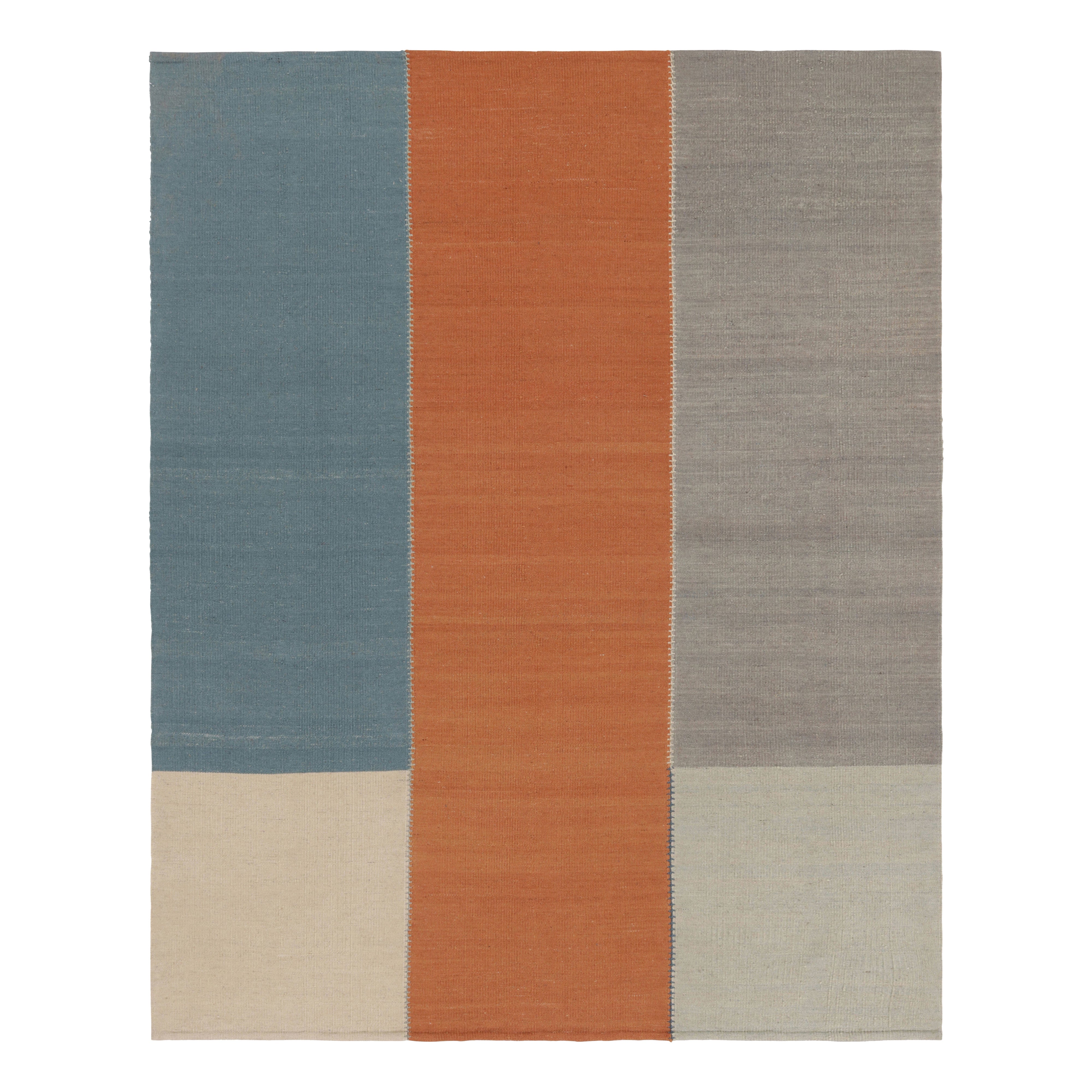 Rug & Kilim's Contemporary Kilim in Blau-, Orange- und Grautönen