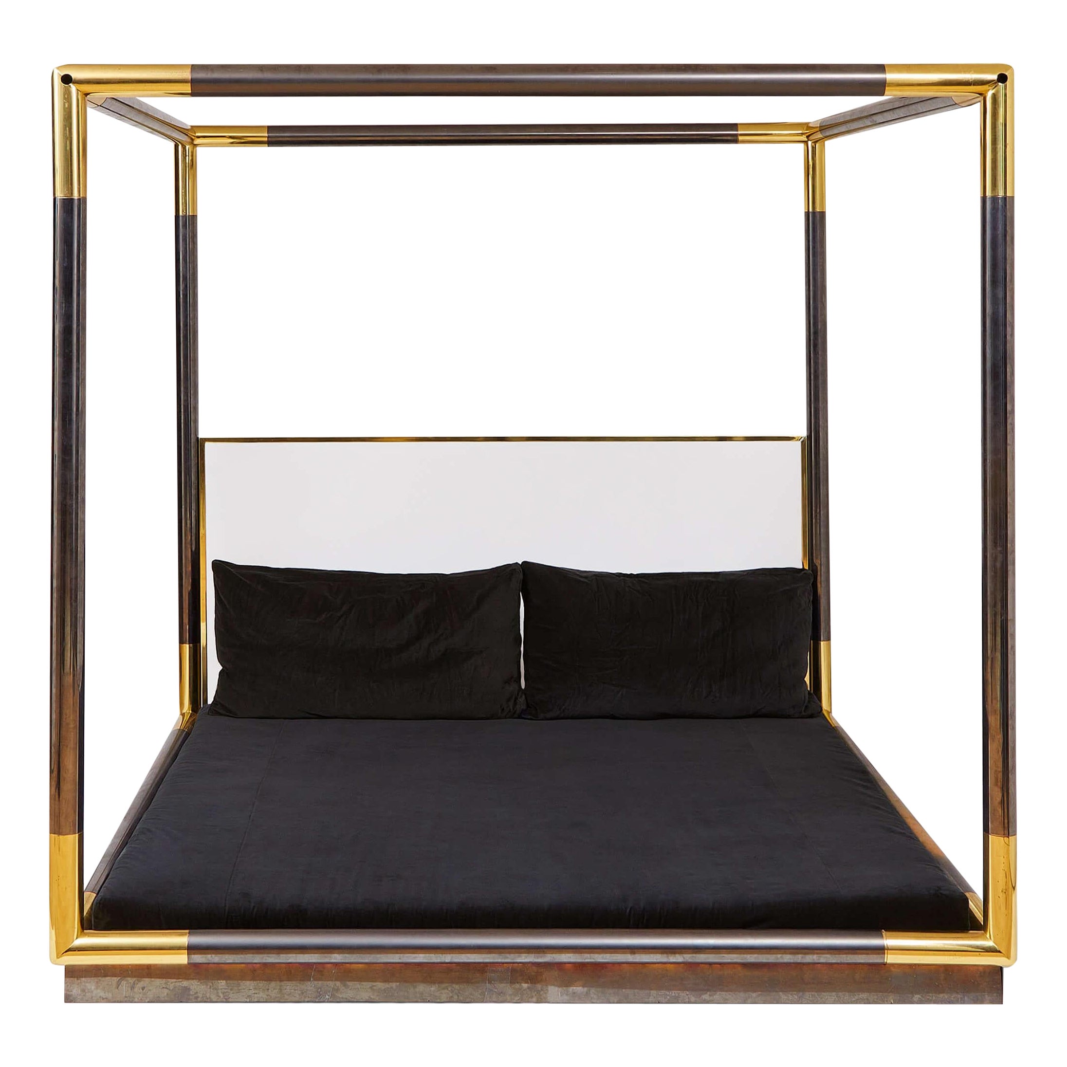 Letto king a baldacchino Karl Springer con base in Wood, struttura in canna di fucile, angoli in ottone e in vendita