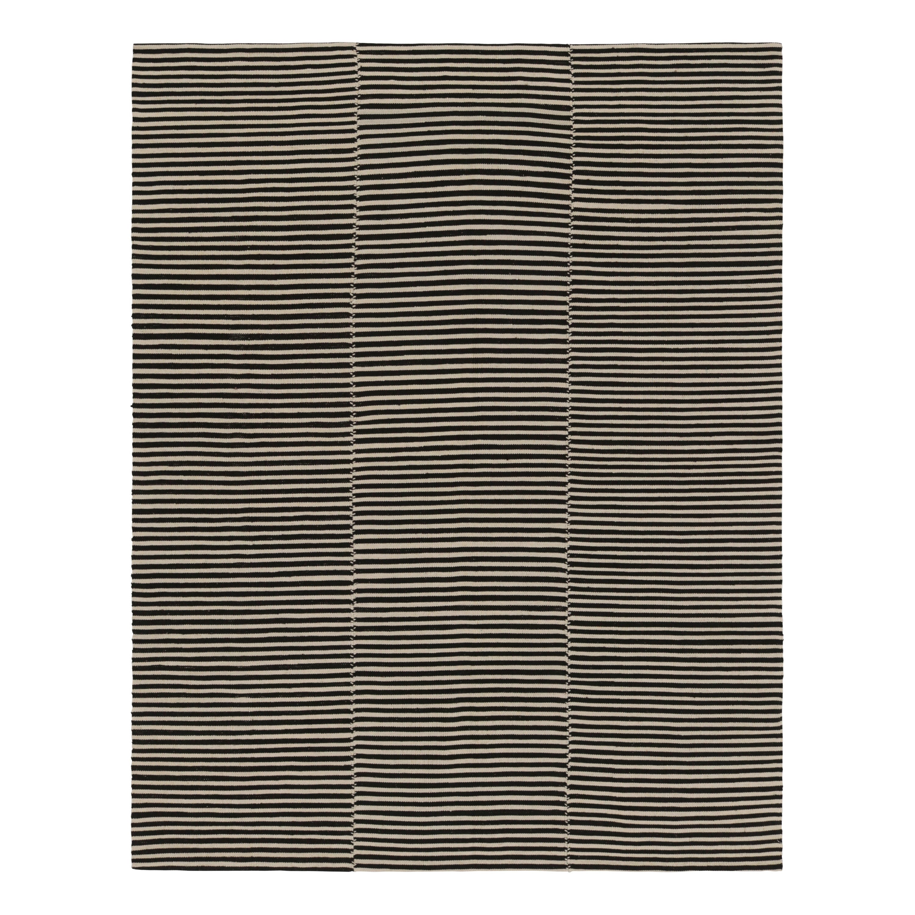 Rug & Kilim è un kilim contemporaneo con strisce color crema e nere. in vendita