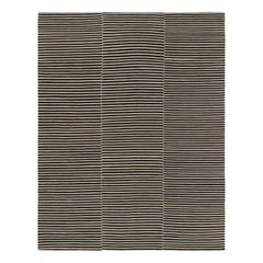 Rug & Kilim è un kilim contemporaneo con strisce color crema e nere.